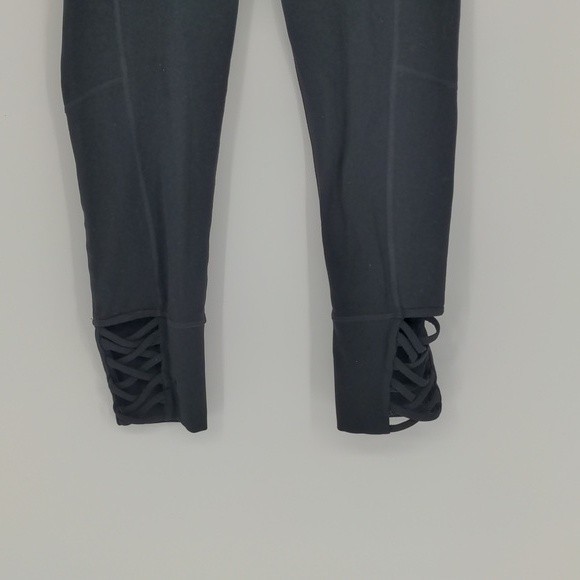 Athleta Mind Over Matter Black Lattice Detail Capri Legging Size Extra Small - Picture 3 of 16